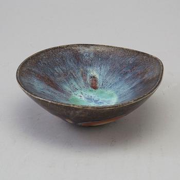 A ceramic bowl by Aune Siimes, Arabia, Finland, signed and dated 1915.