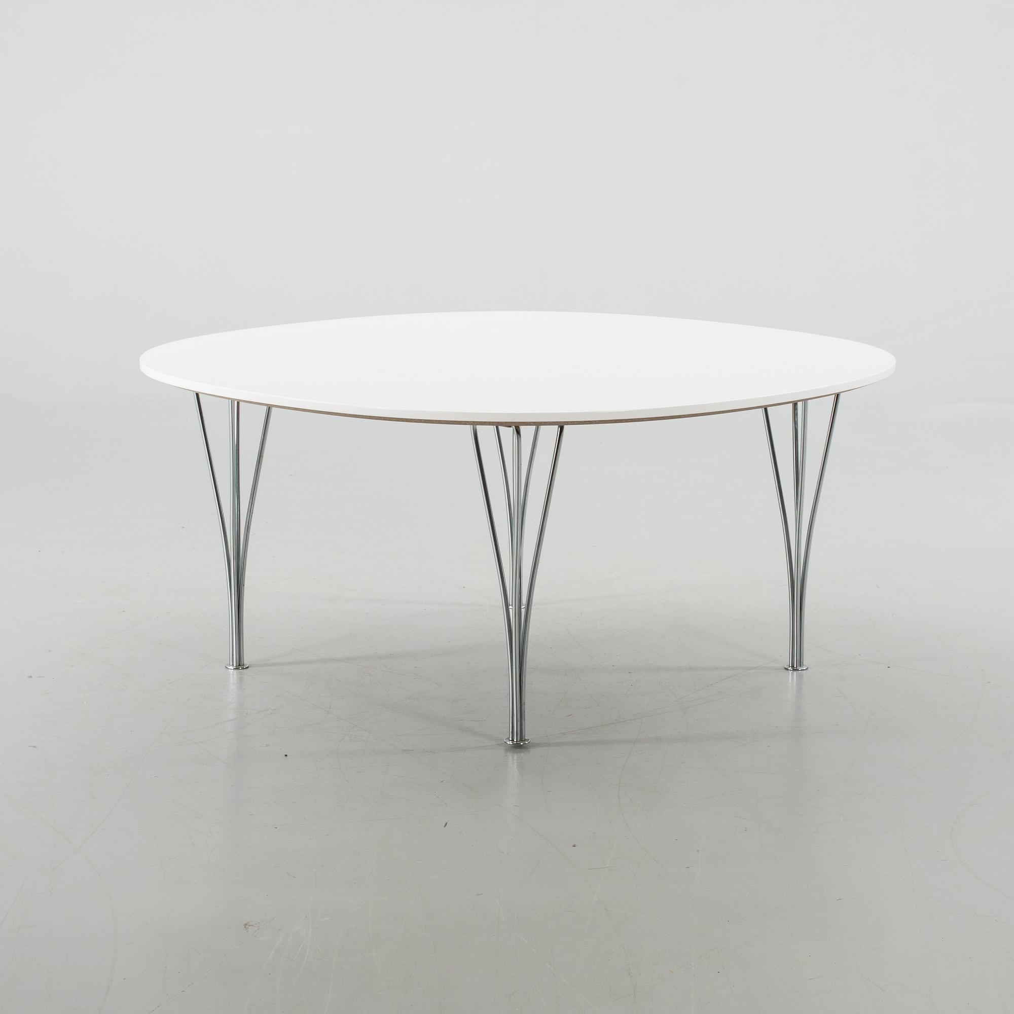 A 'SUPERCIRKEL' COFFEE TABLE DESIGNED BY BRUNO MATHSSON & PIET HEIN, Fritz Hansen, 1982.