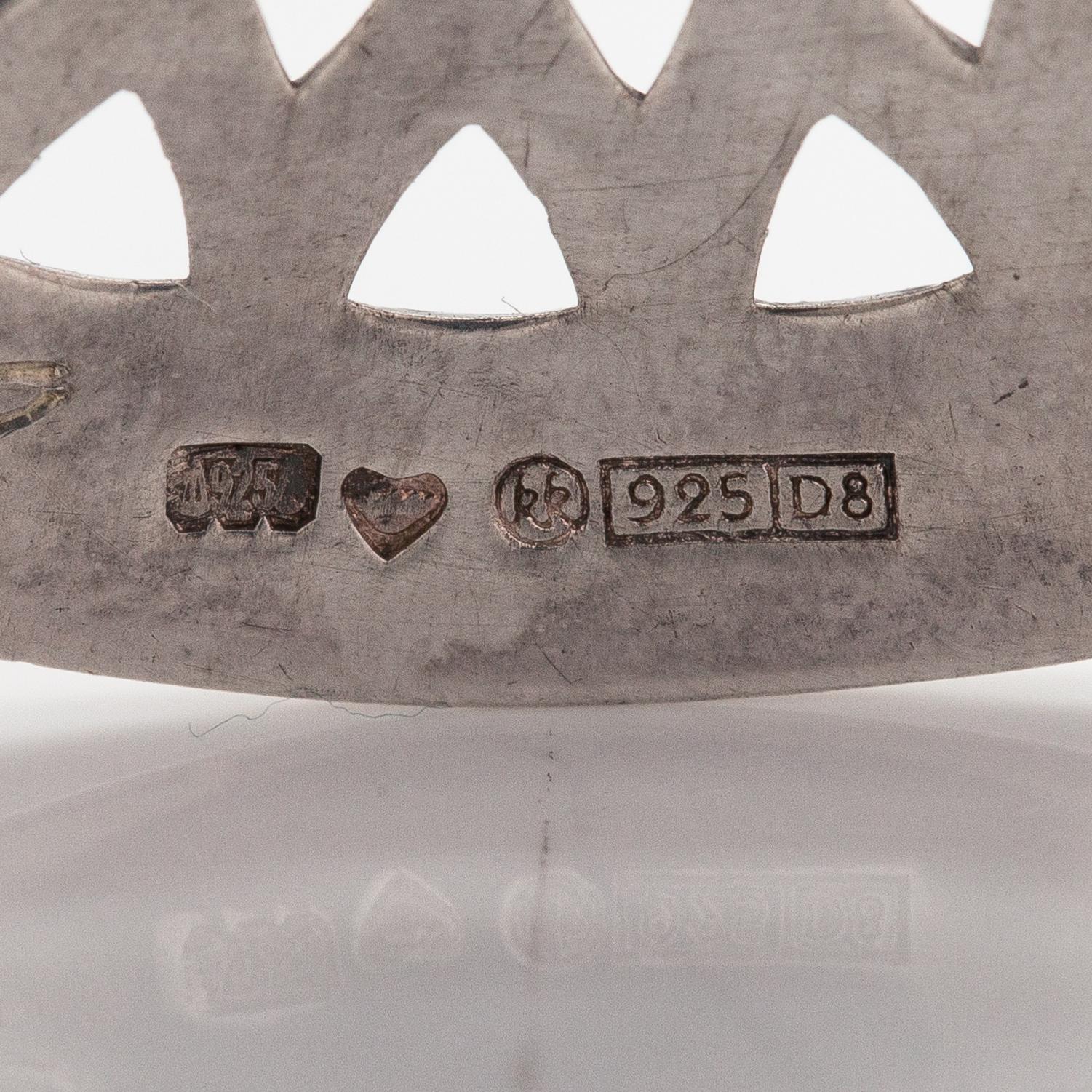 Brosch, modell 287, sterlingsilver, spektrolit. Kalevala Koru, Helsingfors 1981.