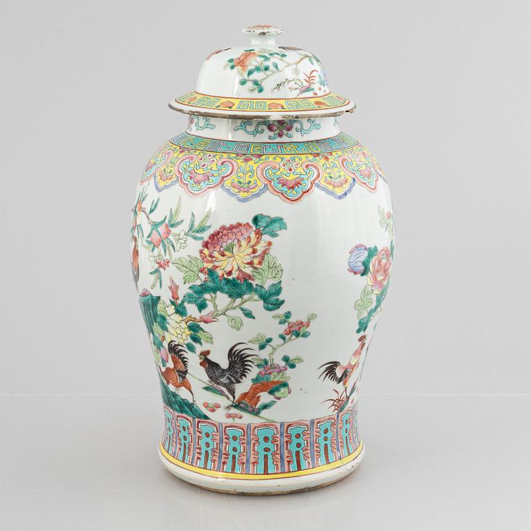 A famille rose 'rooster' jar with cover, Qing dynasty, circa 1900.