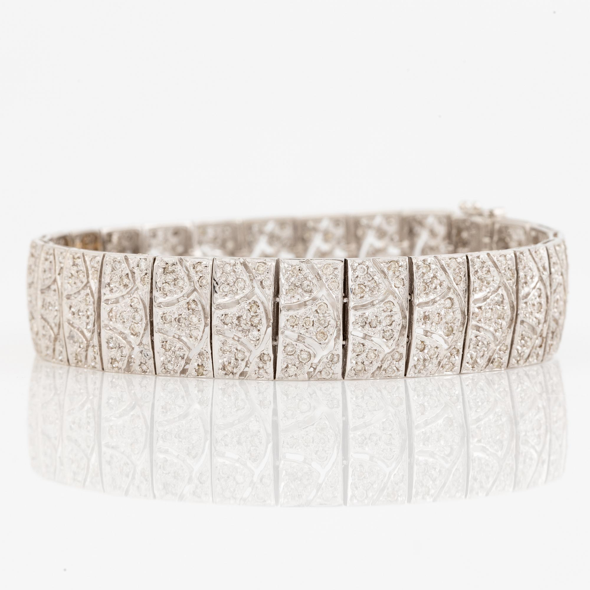 Bracelet, 18K white gold and brilliant-cut diamonds.