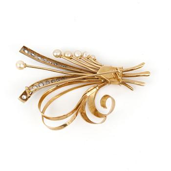 BROSCH, 18K guld med diamanter tot ca 0,48 ct och odlade pärlor, Guldvaruhuset, Stockholm, 1951. Total vikt ca 9,52 g.