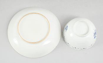 KOPPAR MED FAT, porslin, Kina, Qianlong 1736-1795.