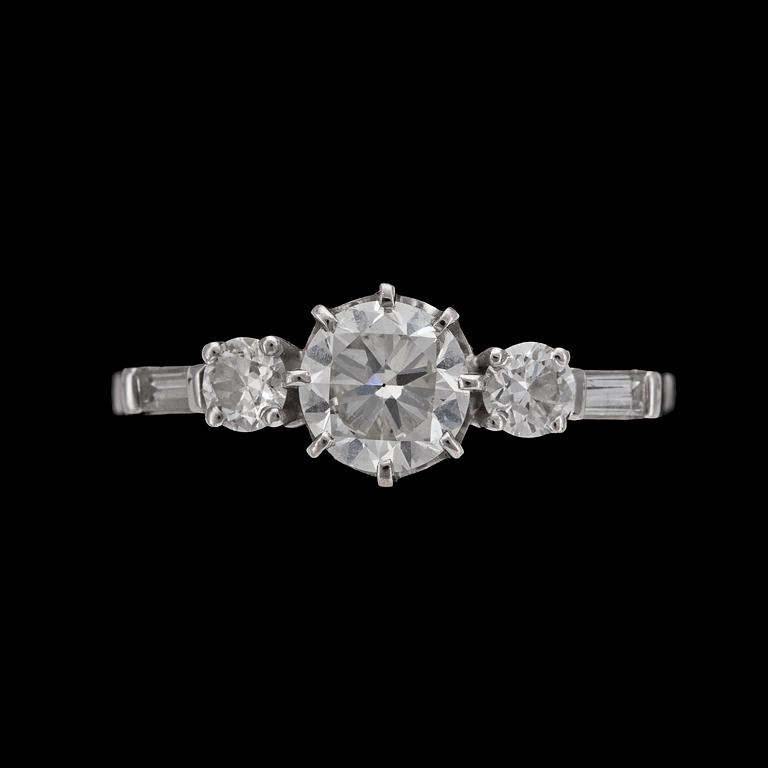 RING, briljantslipad diamant, ca 0.80 ct, samt briljant- och baguetteslipade diamanter, tot. ca 0.45 ct.