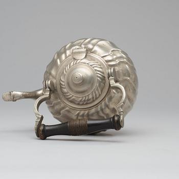 TEKANNA, av Olof Artedius 1760, mästare i Jönköping 1753-79. Rokoko.