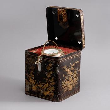 TEKANNA samt FODRAL, porslin respektive metall, Kina, 1800-talets slut.