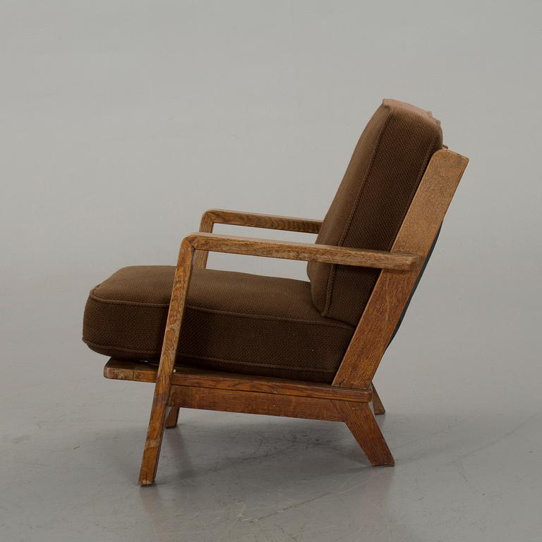 A EASY CHAIR MID 20TH CENTURY.