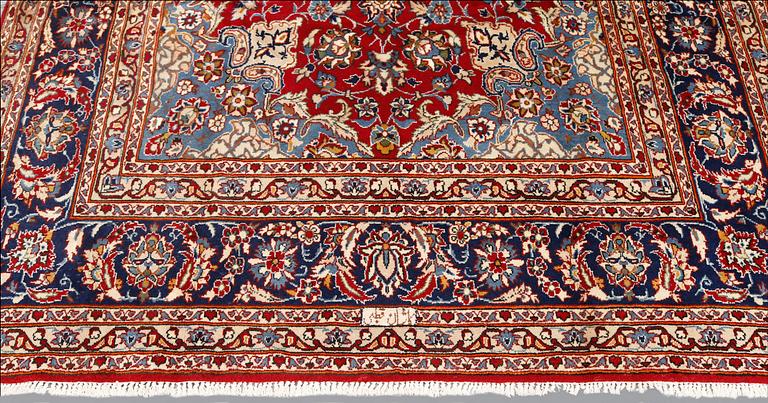 A signed Kashan carpet, ca 313 x 195 cm.