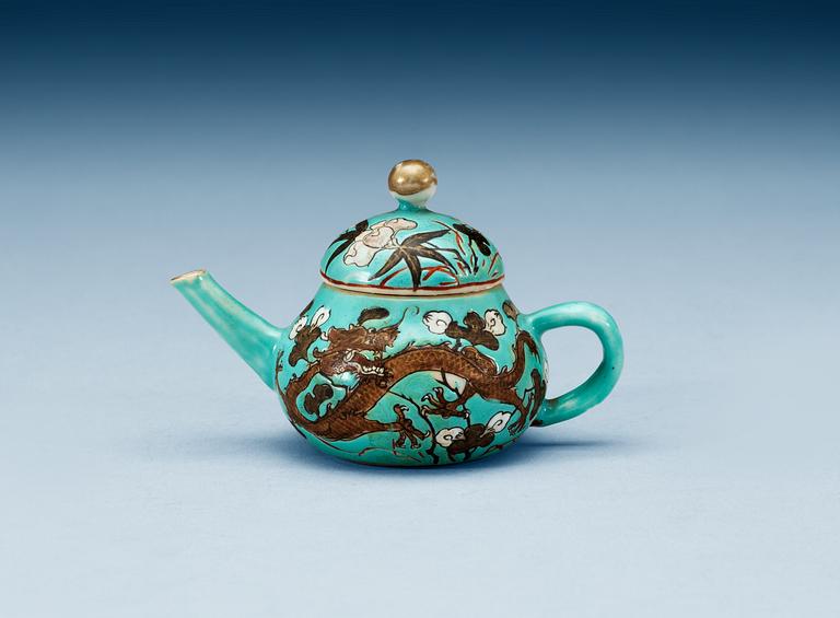 A small pot with cover, late Qing dynasty.