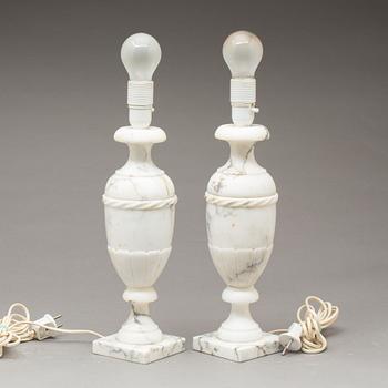 BORDSLAMPOR, ett par, marmor, 1900-tal.