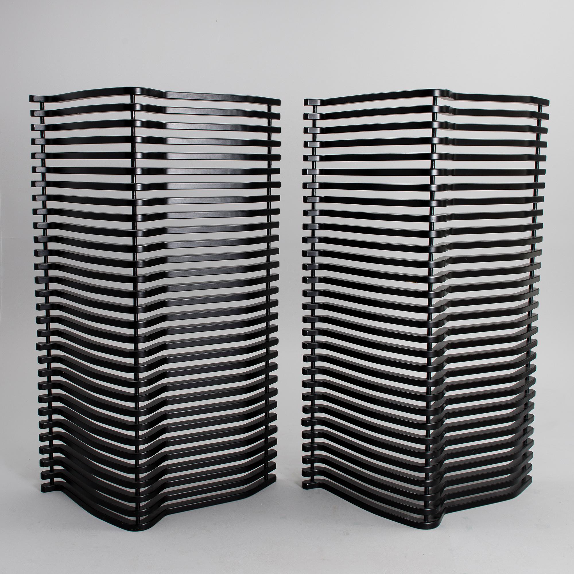 KARI ASIKAINEN, A SET OF TWO ROOM SCREENS. Scheletro. Martela 1980-1989.