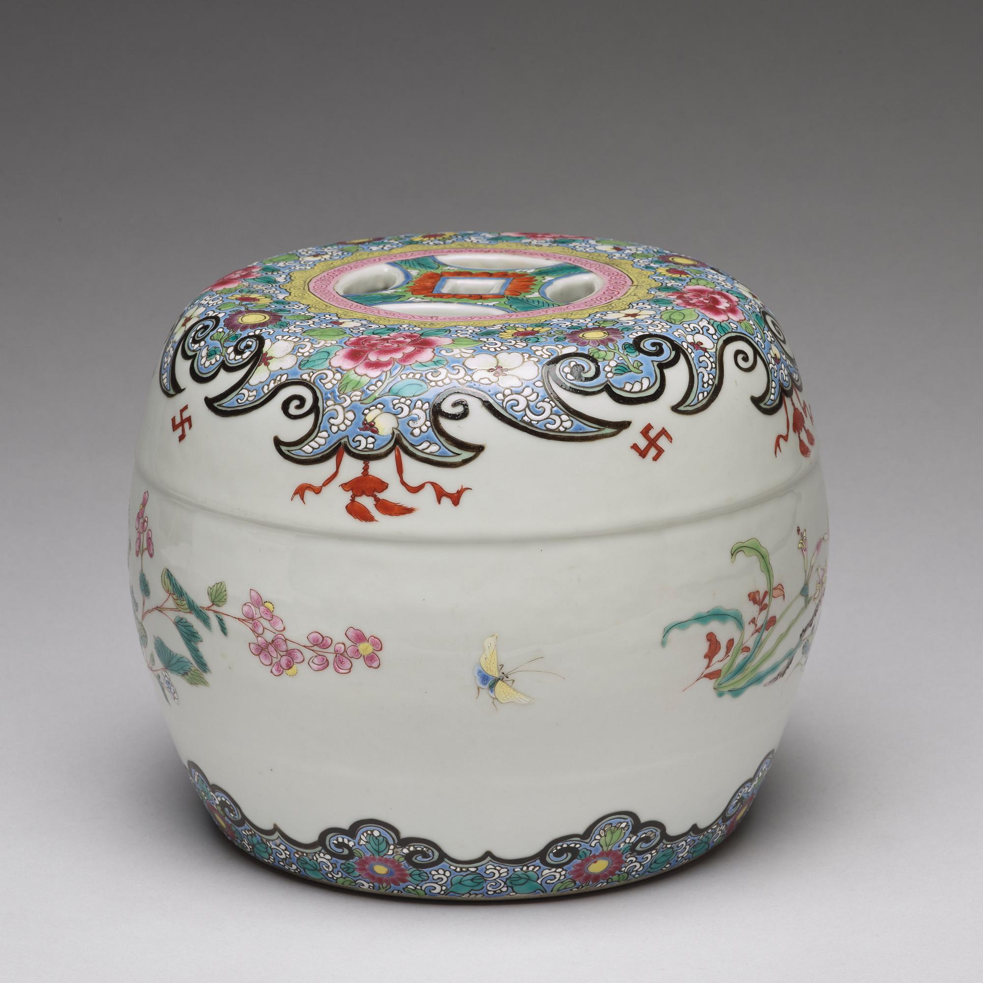 A small famille rose garden seat/stand, Qing dynasty, circa 1900.