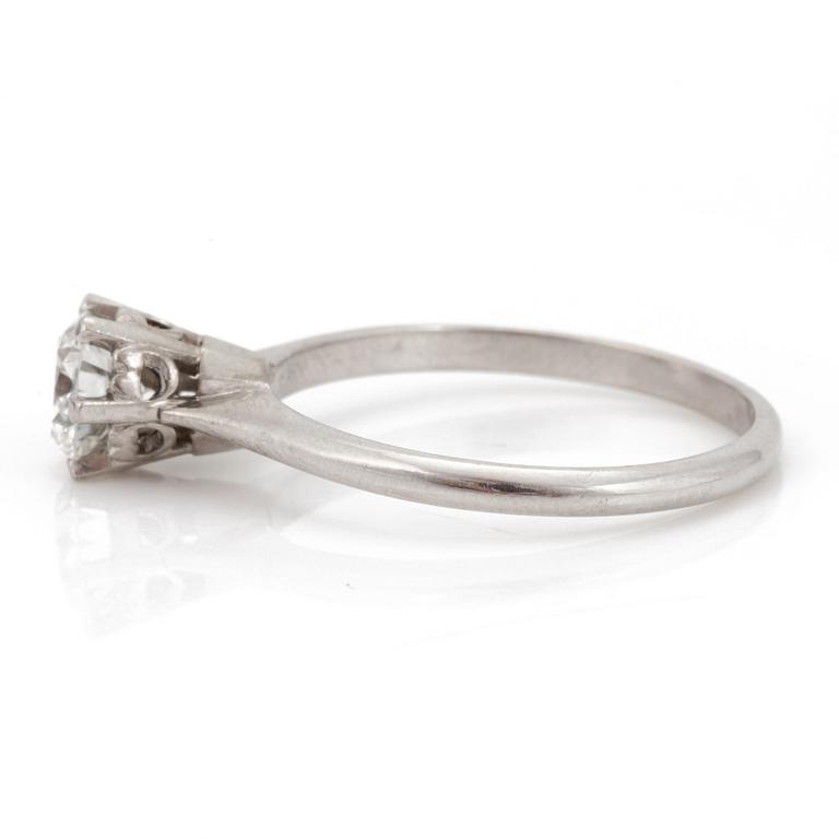 A ring set with a round, brilliant-cut diamond.