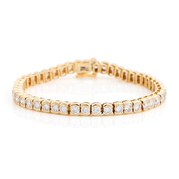 439. An 18K gold bracelet set with round brilliant-cut diamonds.