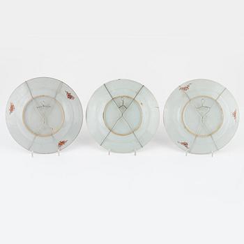Tallrikar, 3 st. porslin, Kina, Qianlong (1736-95).