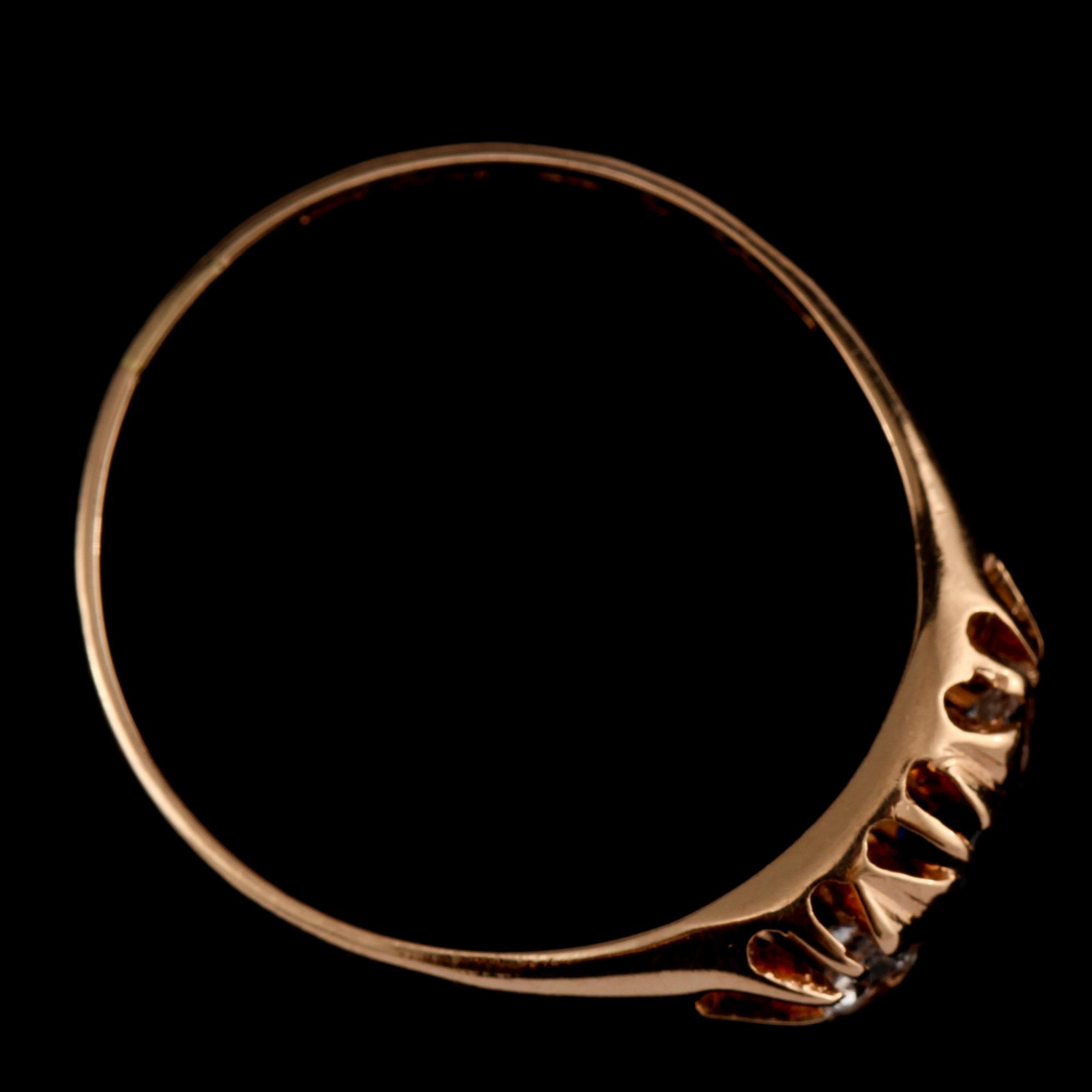 RING, 18k guld med 2 åttkantslipade diamanter samt blå safir, Falköping, 1947. Vikt 3 g.