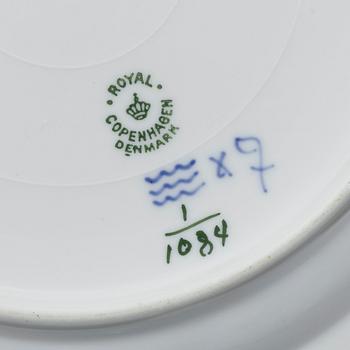 Royal Copenhagen, matservis, 44 delar, porslin, "Musselmalet", helblond , Danmark.
