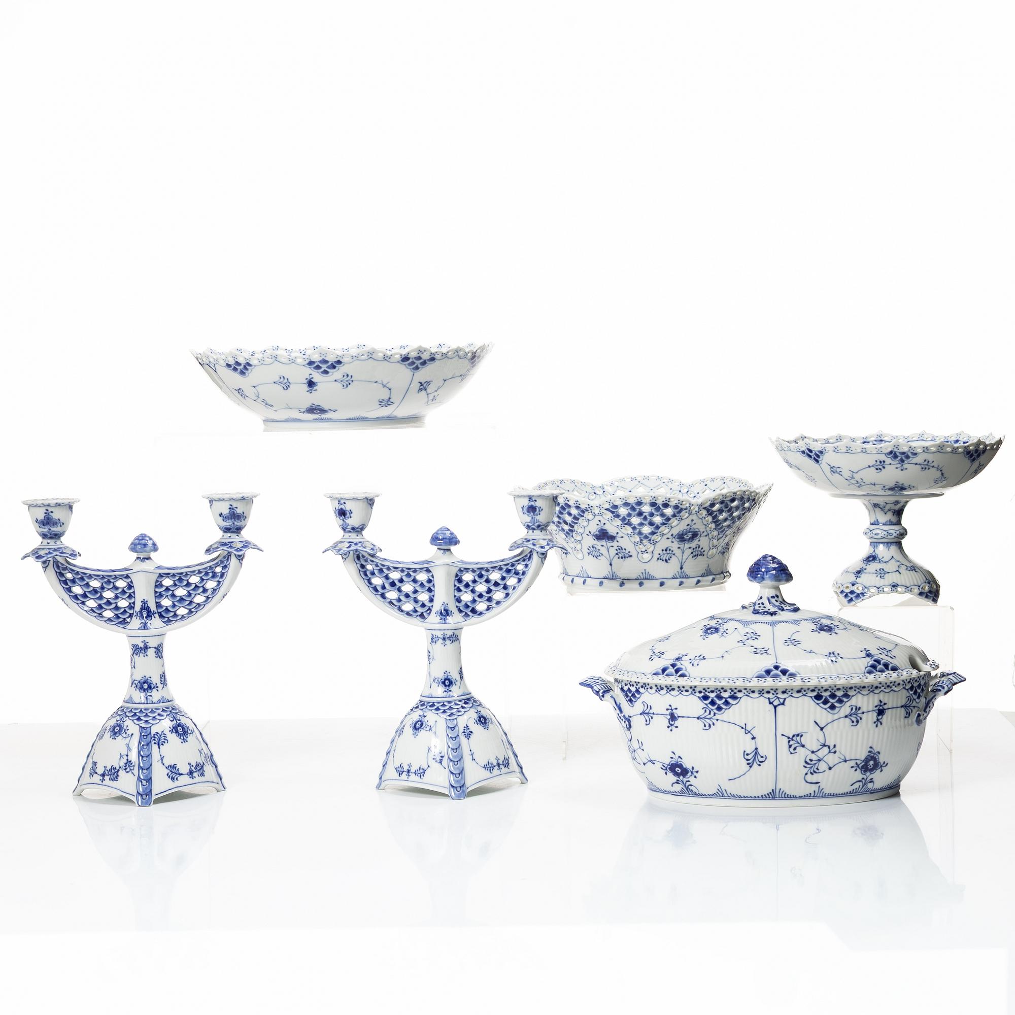 Royal Copenhagen, Serveringsskålar, tre stycken samt terrin, porslin, "Musselmalet helblond" (Blue fluted full lace), 1968-73.