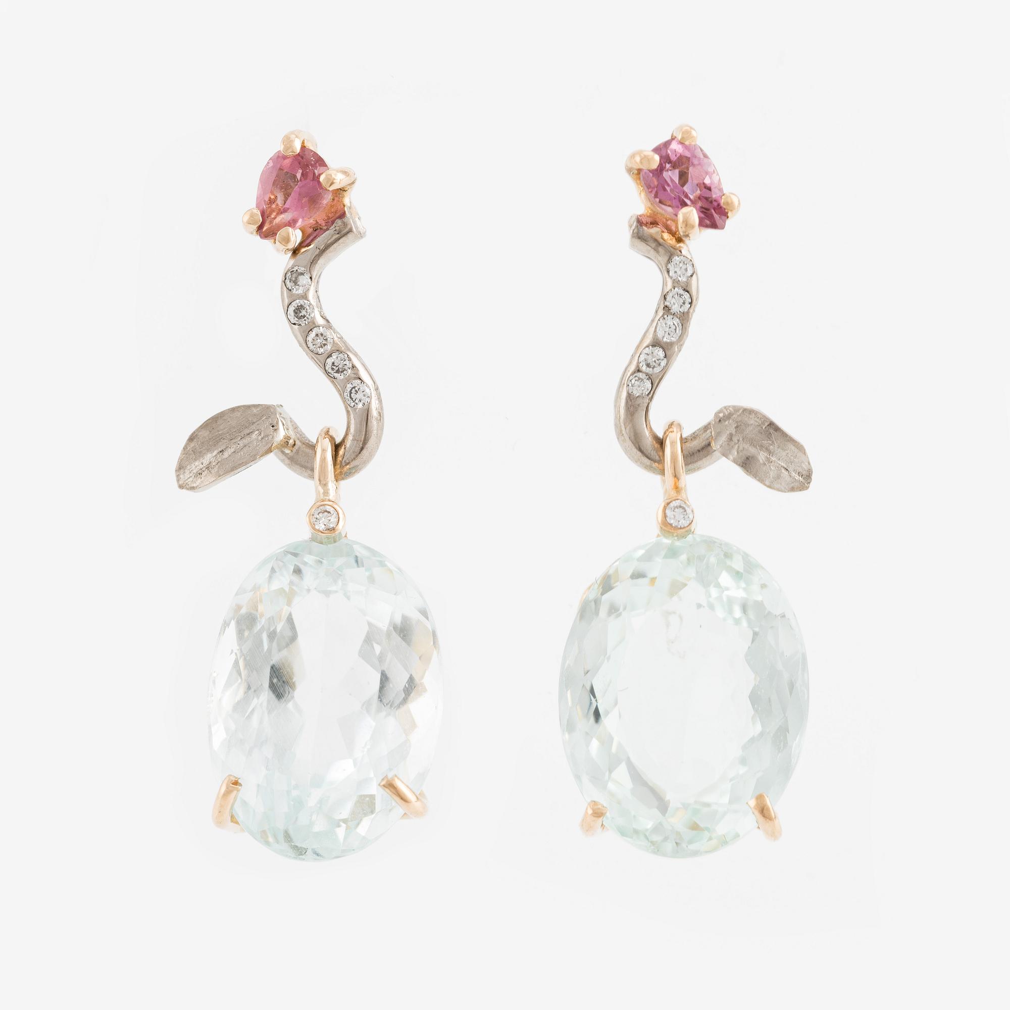 Örhängen med akvamariner och briljantslipade diamanter.