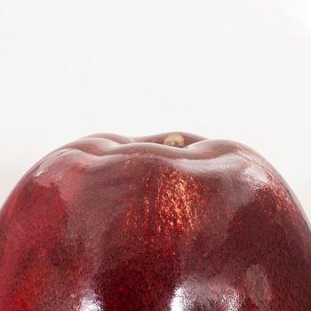 ULLA & GUSTAV KRAITZ, a glazed stoneware sculpture of an apple, Fogdarp, Förslöv, Sweden 2005.