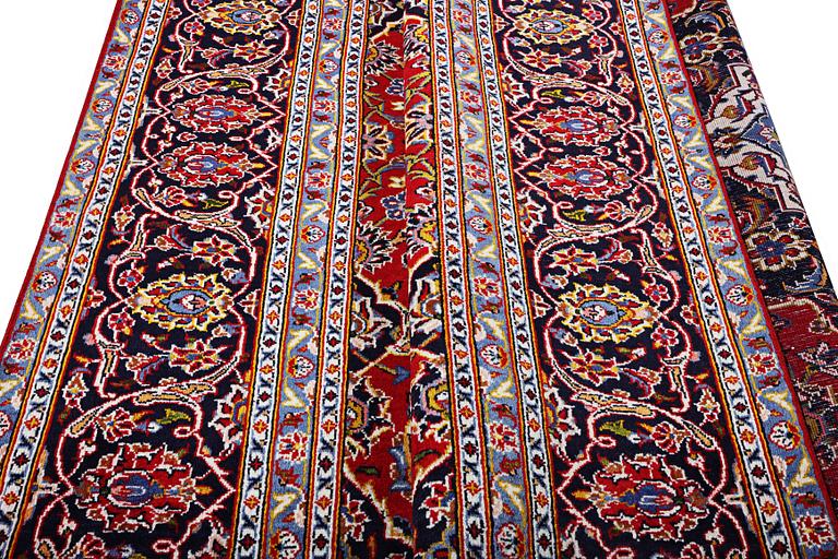 A Kashan carpet, c. 297 x 189 cm.