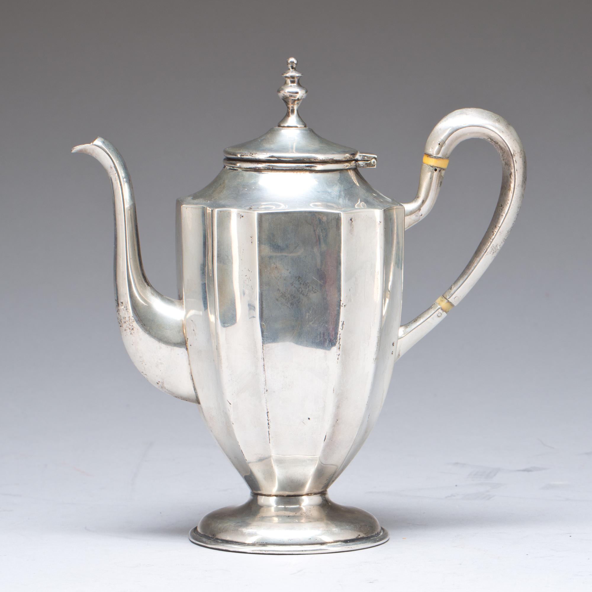 KAFFEKANNA, 925 Sterling, otydliga utländska stämplar. 1900-tal. Ca 680g.