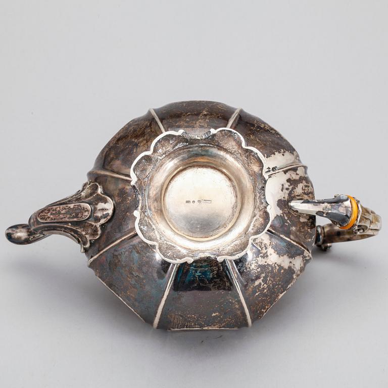 TEKANNA, silver, nyrokoko, Gustav Möllenborg, Stockholm 1850. Vikt ca 924 gram.