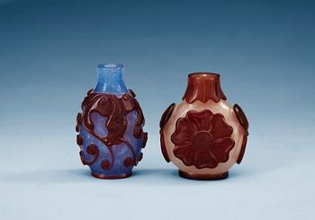 SNUSFLASKOR,  två stycken, pekingglas. Qing dynastin, 1800-tal.