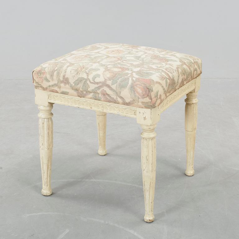 TABURETT, sengustaviansk, omkring 1800.