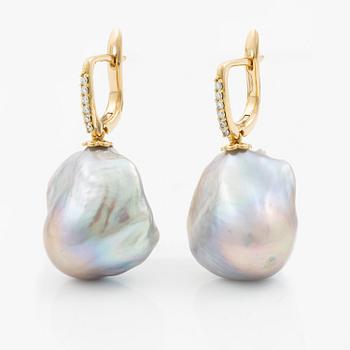 Earrings in 18K gold with baroque cultured freshwater pearls and brilliant-cut diamonds.