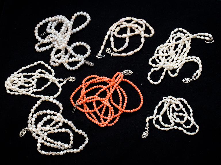 PÄRLCOLLIER, 7 st, odlade sötvattenspärlor samt korall.