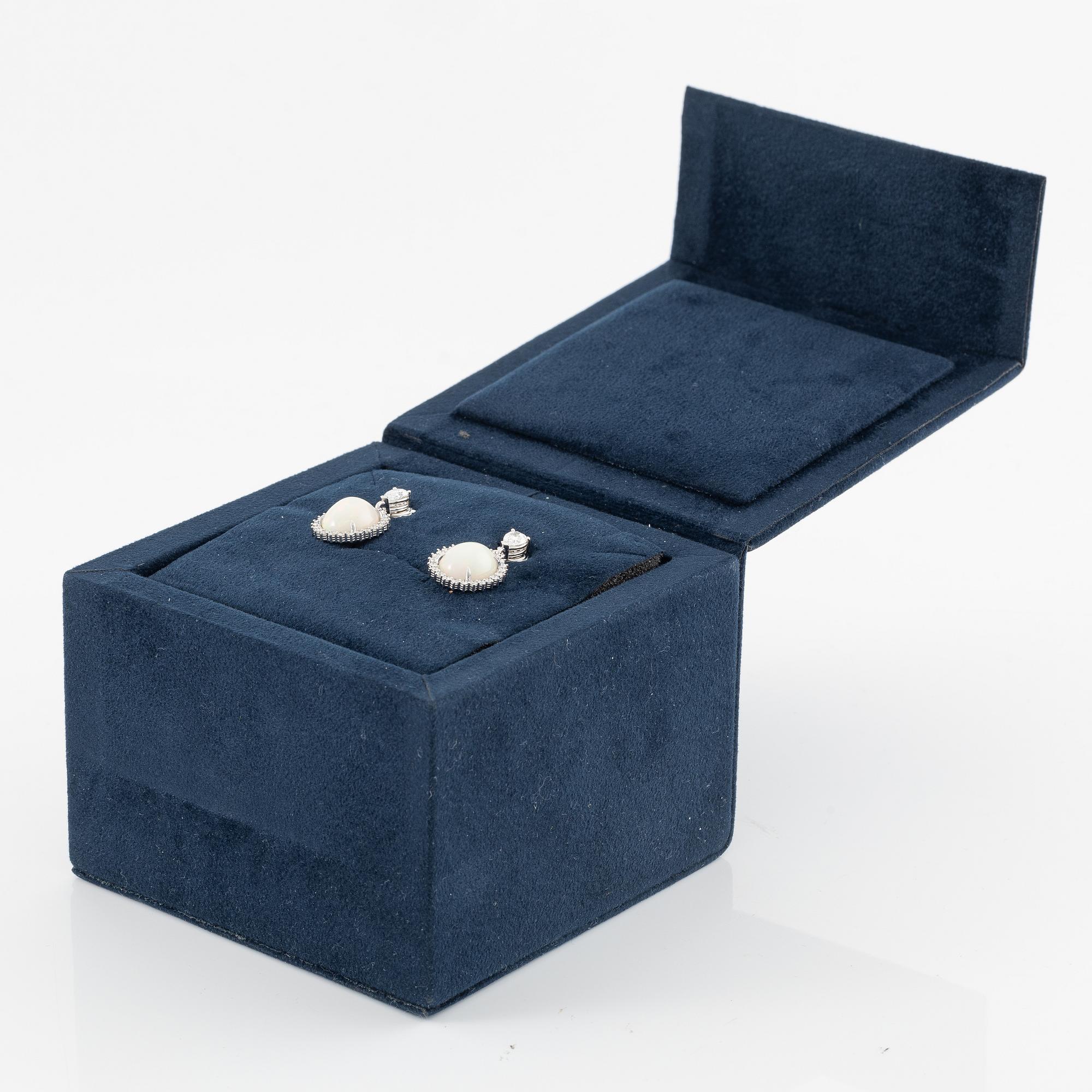 Örhängen 14K vitguld med opaler och  diamanter.