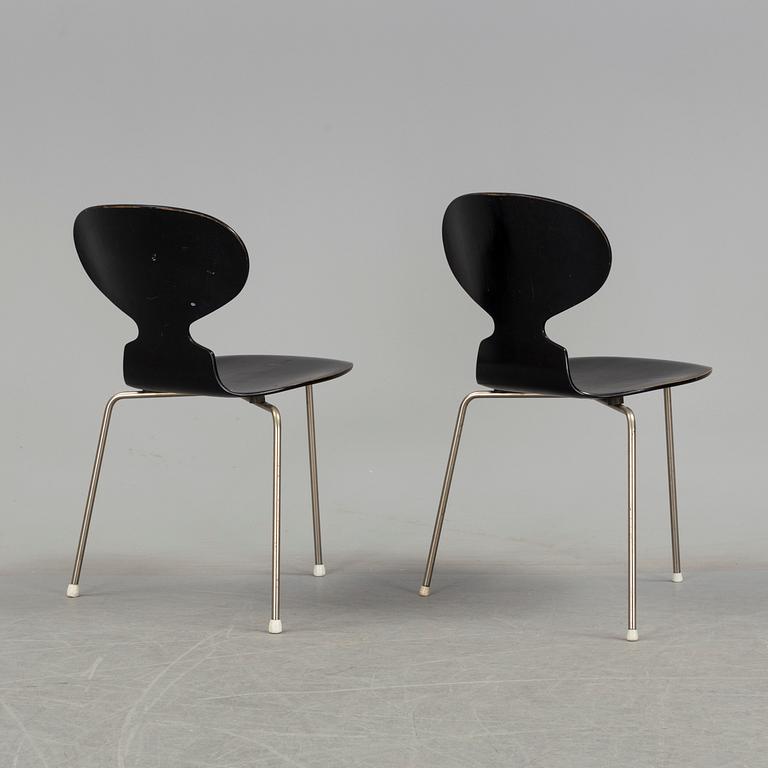 ARNE JACOBSEN, stolar, ett par, "Myran", Fritz Hansen, Danmark, formgiven 1952.