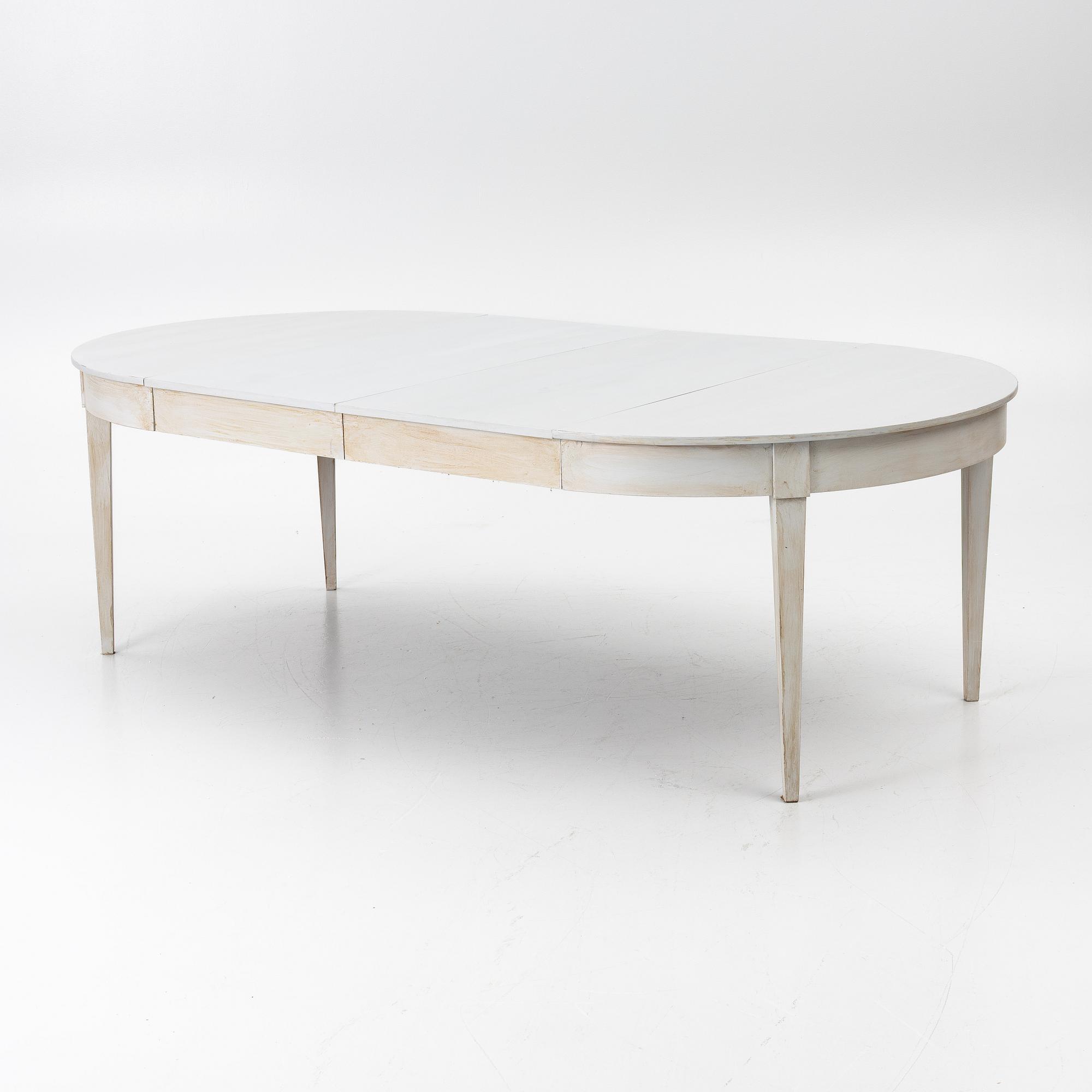 A dining table, early 20th Century.