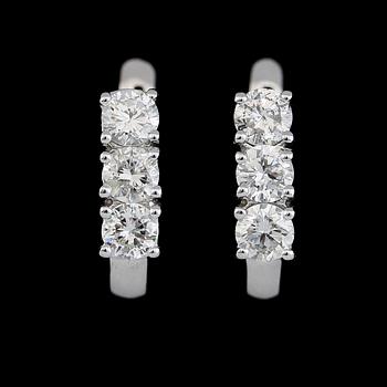 ÖRHÄNGEN, 1 par, 18K vitguld, 6 briljantslipade diamanter tot ca 1.05 ct.