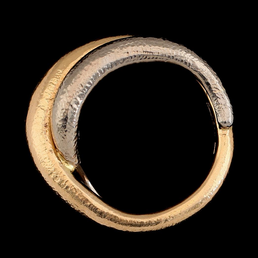 RING, 18K tvåfärgat guld, svenska stämplar HÅS 1997. Vikt ca 20 g.