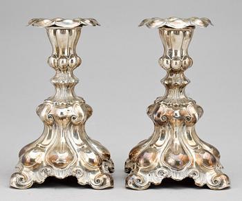 LJUSSTAKAR, ett par, sterlingsilver, rokokostil, C.G. Hallberg, Stockholm, 1959.