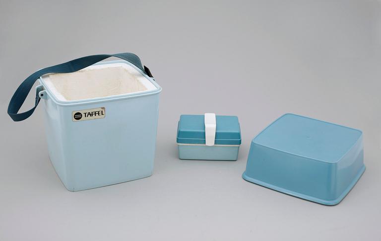 PICKNICKSET samt KYLVÄSKA, plast, "Taffel", design Sigvard Bernadotte 1959. Husqvarna.