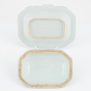 A Chinese blue and white porcelain butter terrine with lid and dish, Qing Dynasty, Qianlong (1736-1795).