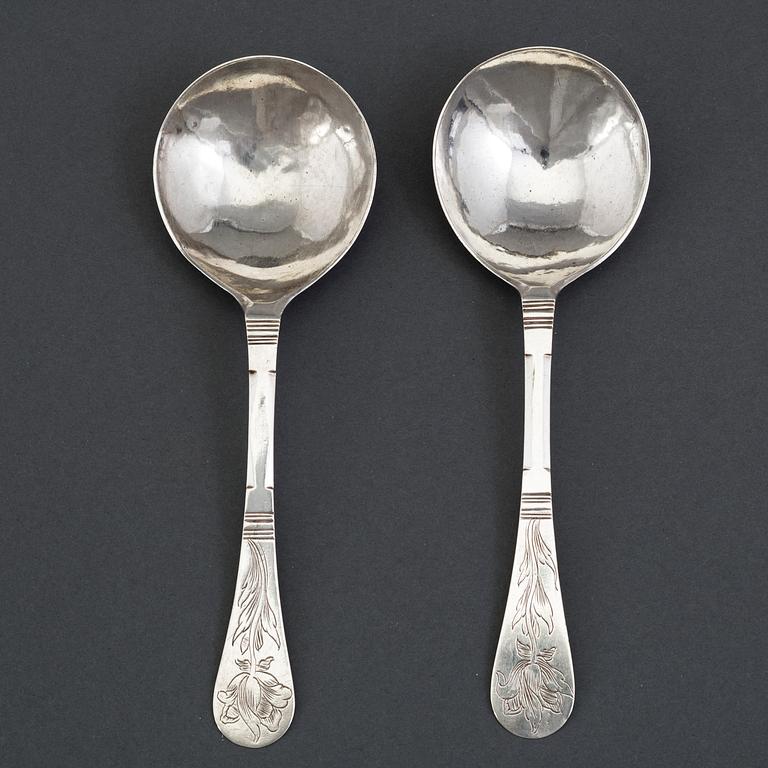 Skedar, ett par, silver, ostämplade, sannolikt Norge 1700-talets början.
