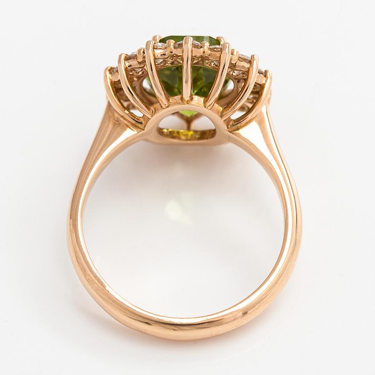 Ring, faceted peridot, diamonds, 18K gold.