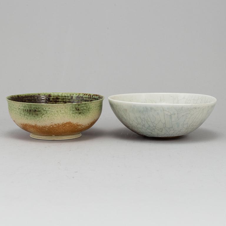 FRANCESCA MASCITTI-LINDH, a stoneware bowl LIISA HALLAMAA, a stoneware bowl.