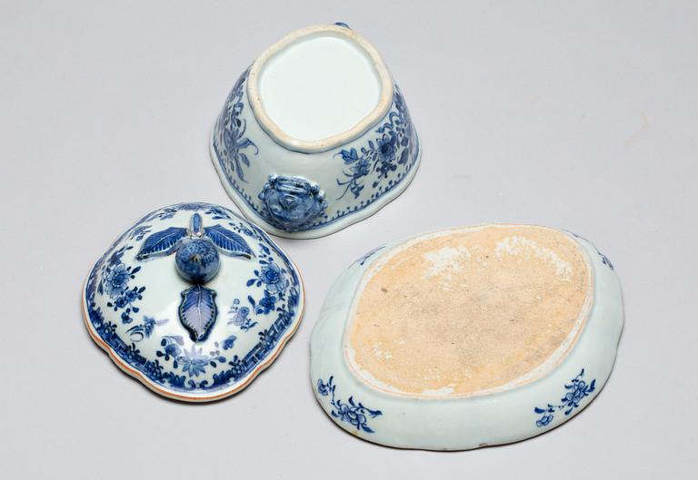SMÖRTERRIN MED FAT, porslin, Kina, Qingdynastin, Qianlong (1736-1795).