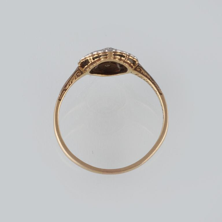 RING, 18K guld med en äldre briljantslipad och 4 rosenslipade diamanter, importstämplad. Vikt 2,0 gram.