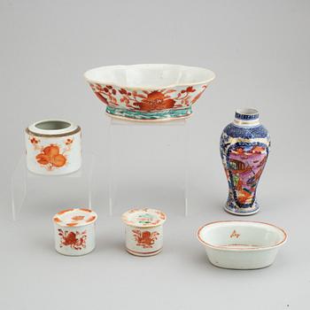 17 blue and white and famille rose porcelain objects, Qing dynasty, 18th/19th century.