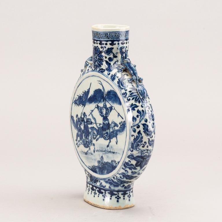 A porcelain moon vase/flask, Qing dynasty, Tongzhi (1862-1874).