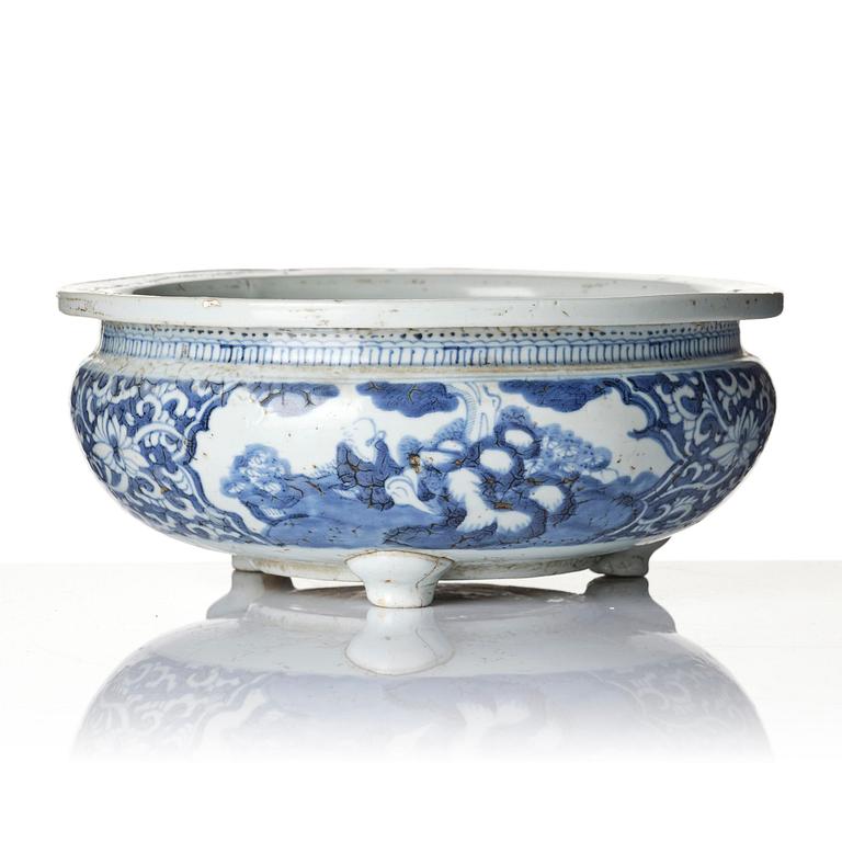 A blue and white censer, 17th century.