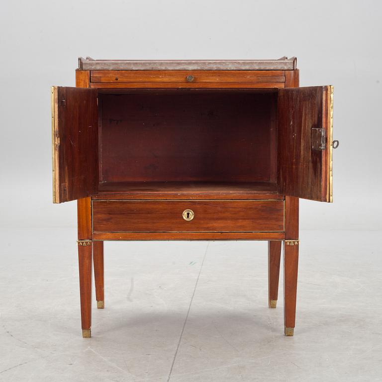 POTTSKÅP, sengustavianskt. 1700-talets andra hälft.