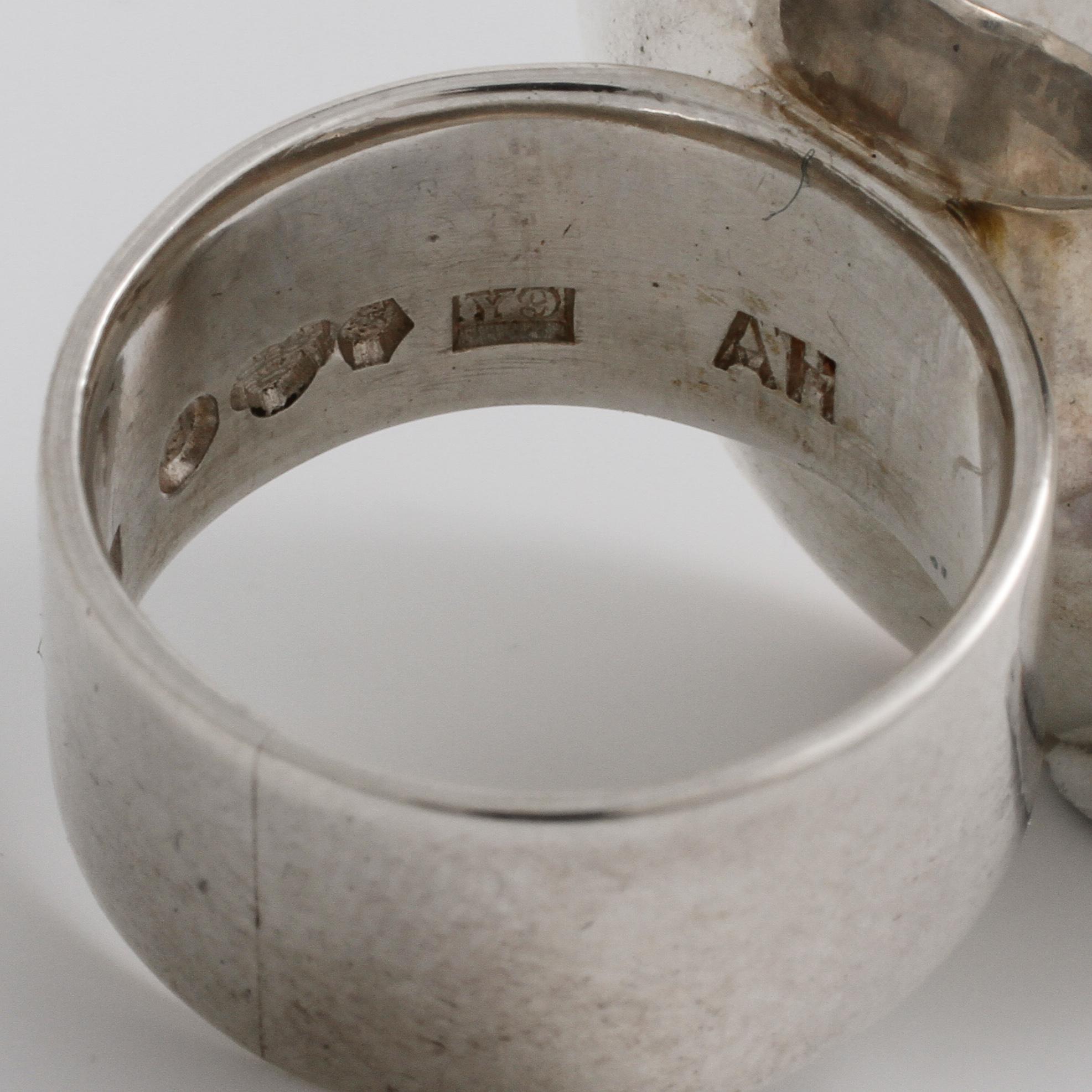 ANDERS HÖGBERG, Göteborg, 1973, ring med cabochonslipad sodalit.