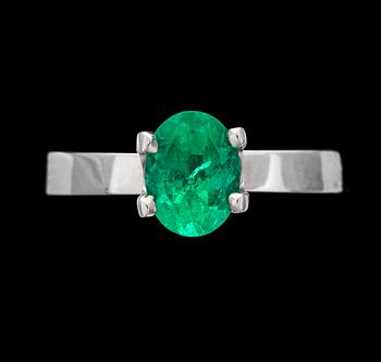 RING, oval fasettslipad smaragd, 1.25 ct.